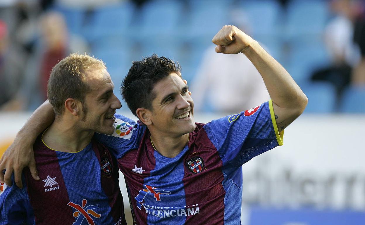 Xisco Muñoz celebra con Juanlu un gol en la temporada del ascenso del Levante que está a punto de cumplir una década