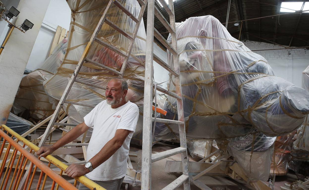 Manolo Algarra, en su taller, junto a las fallas almacenadas. 