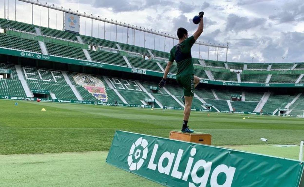 Instante del entrenamiento individual del pasado martes en el estadio Martínez Valero.