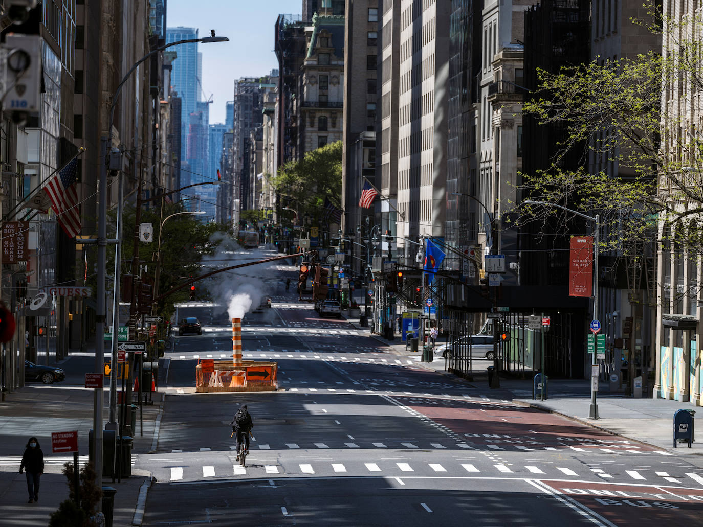 Con más de 340 mil contagiados y alrededor de 27.000 fallecidos en todo el estado, Nueva York se ha convertido en el epicentro mundial del coronavirus. Sus calles se han vaciado y muestran imágenes inéditas. De momento sigue sin cumplir los siete criterios de salud que el gobernador Andrew Cuomo exige para poder iniciar la desescalada.