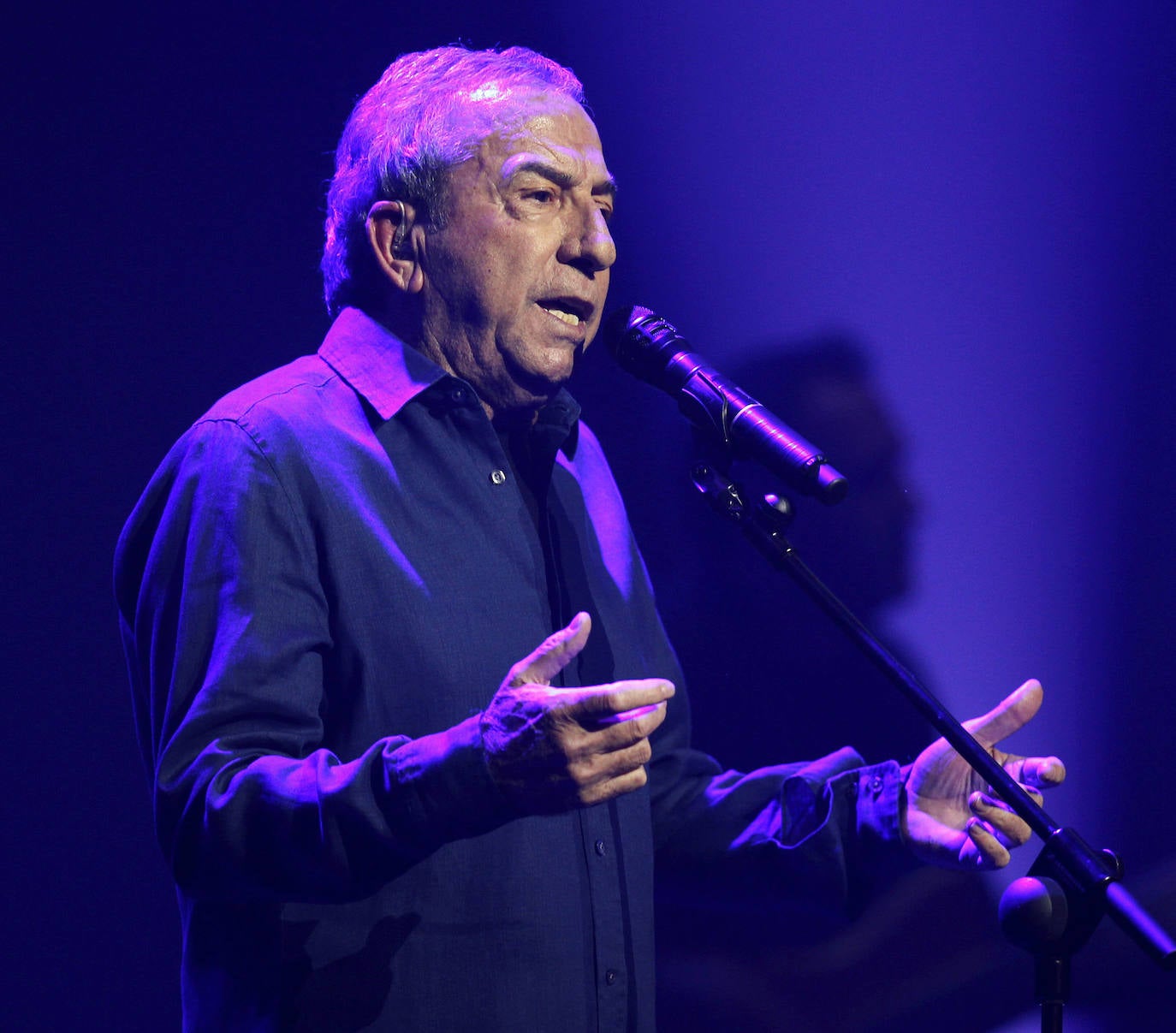 JOSE LUIS PERALES (EN EL AIRE). La despedida de los escenarios del cantante se tambalea al ser en julio. Su recital en Valencia sigue en pie para este 3 de julio.