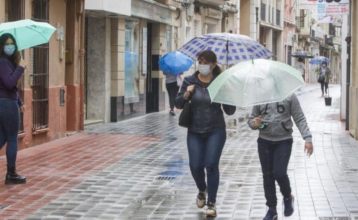 Vecinas pasean por una céntrica calle de Alzira.