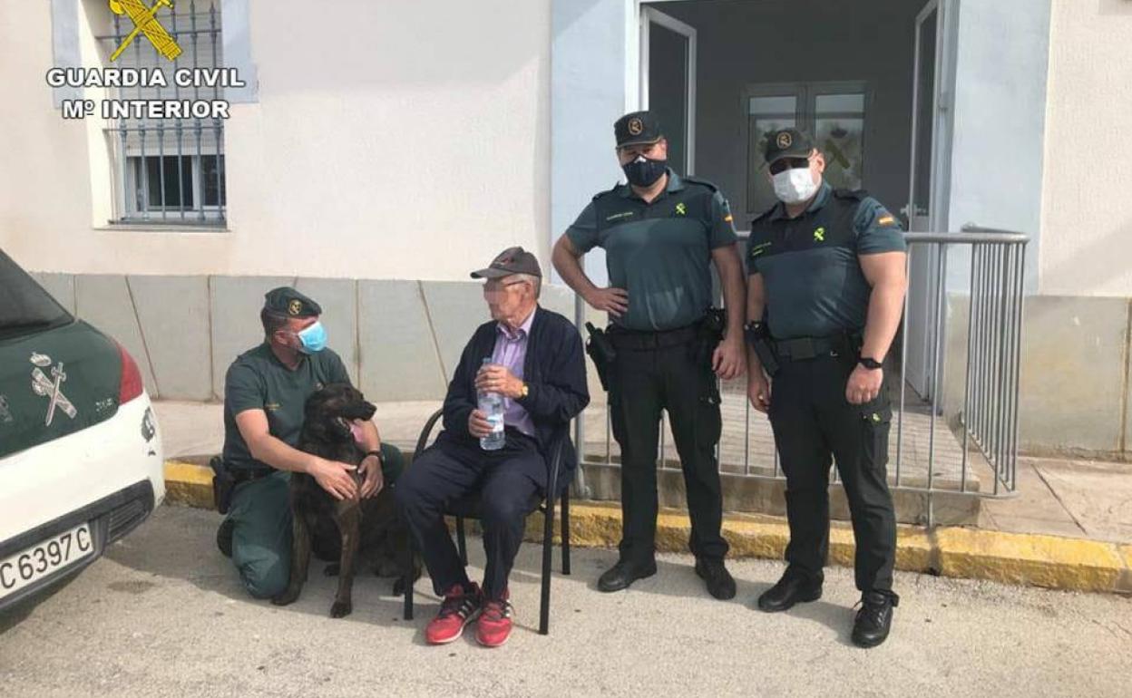 Tres agentes de la Guardia Civil junto al hombre de 75 años.