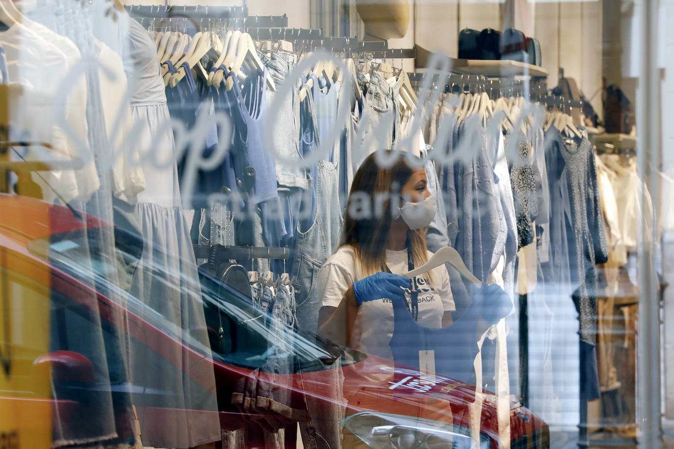 El Ministerio de Sanidad ha decidido que toda la Comunitat Valenciana pase a la fase 1 a partir del lunes 18 y algunos comercios de la ciudad de Valencia ya están preparando sus locales para la reapetura. Desinfección, limpieza y puesta a punto para avanzar hacia la «nueva normalidad».