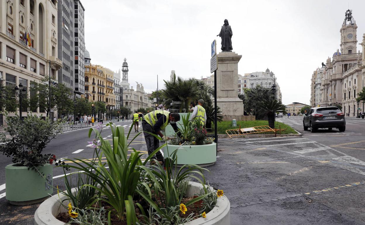 El PP critica el gasto de 24.000 euros previsto para 17 báculos con banderolas
