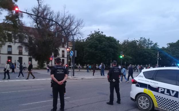 Dos policías locales vigilan la concentración. 