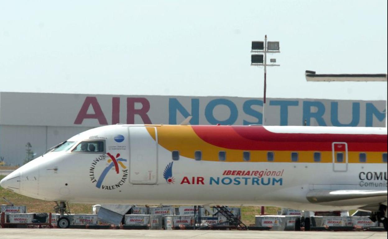 Avión de Air Nostrum en el aeropuerto de Manises.