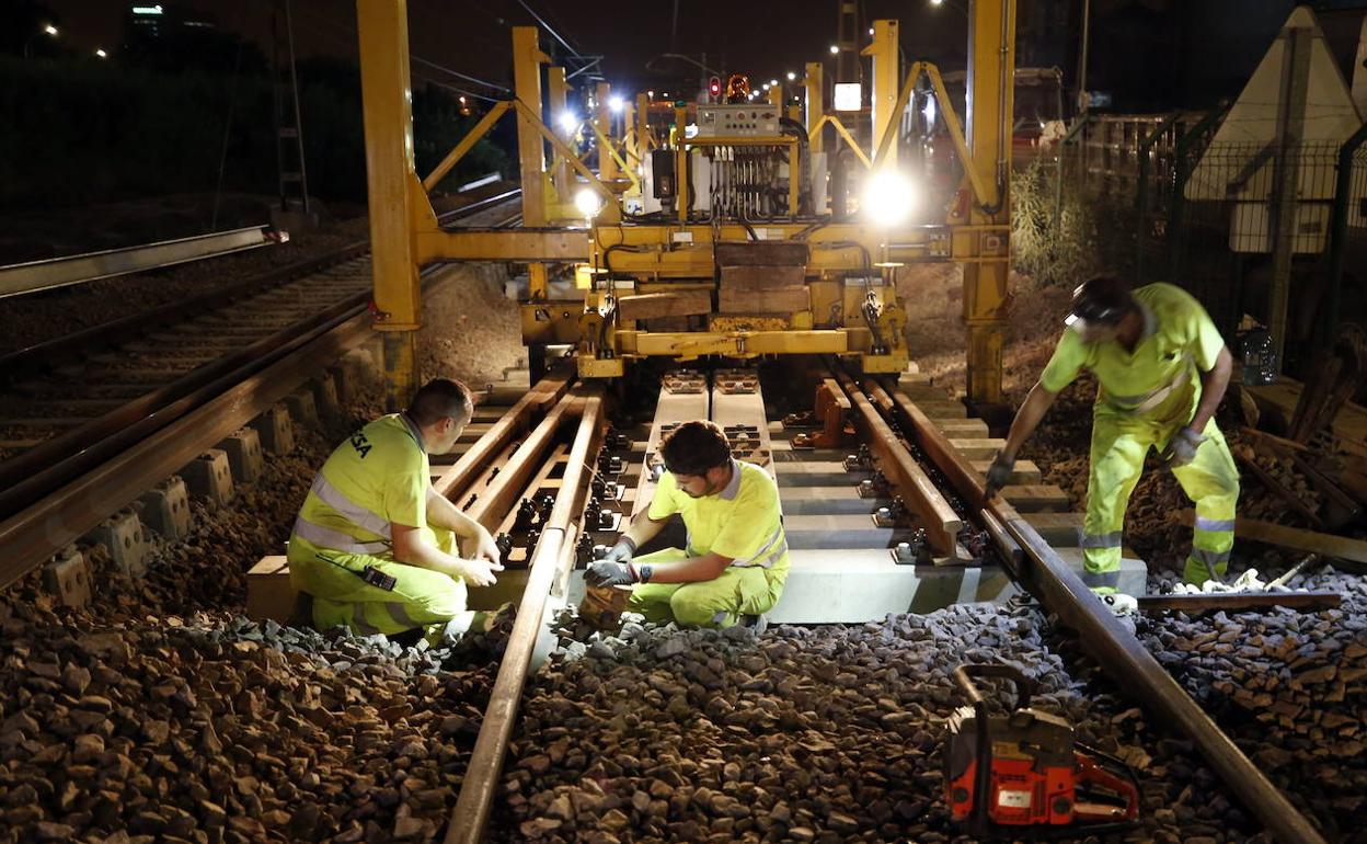 Obras de implantación del tercer carri en el entorno de Nazaret. 