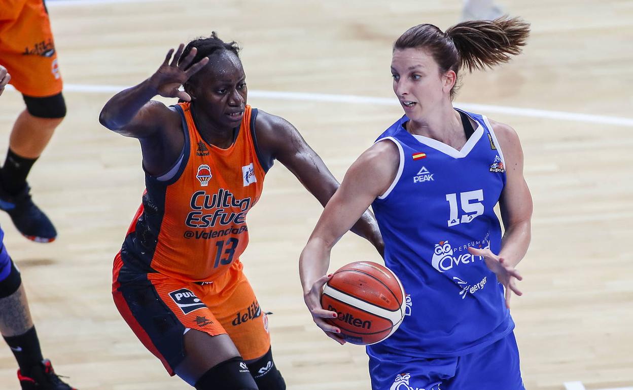 Laura Gil, con el balón, frente a Tirera 