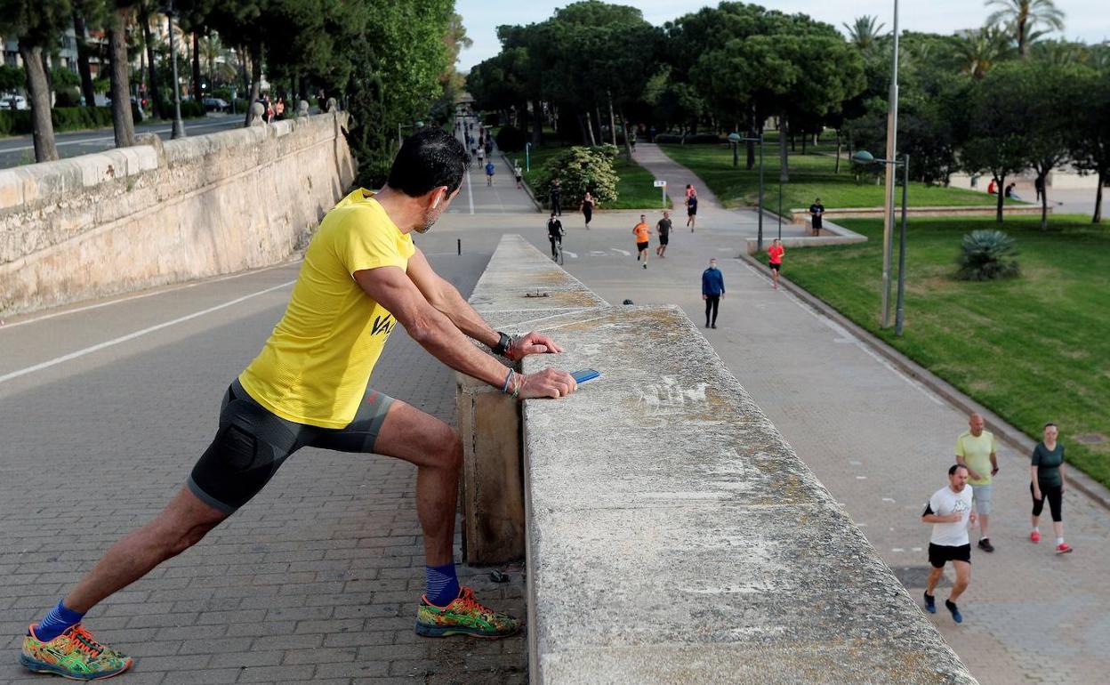 Deportistas en el caucel del Turia. 