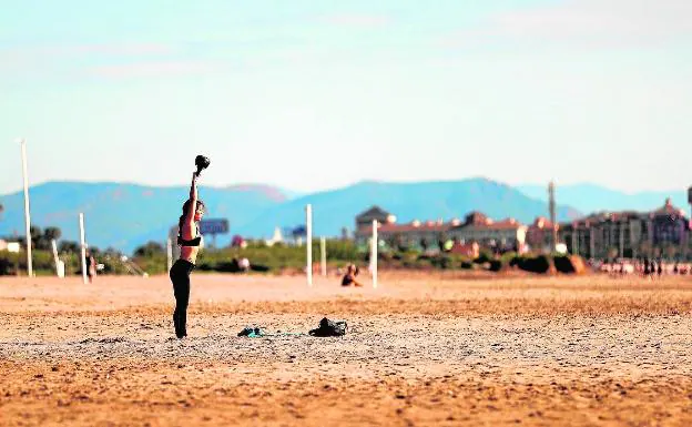 El Consell plantea menos restricciones para el ocio en la playa y hacer deporte