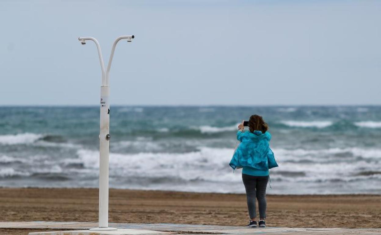 Una mujer en la playa de Valencia.