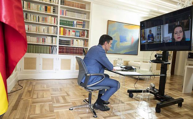 Pedro Sánchez e Inés Arriamdas, en una reunión telemática. 