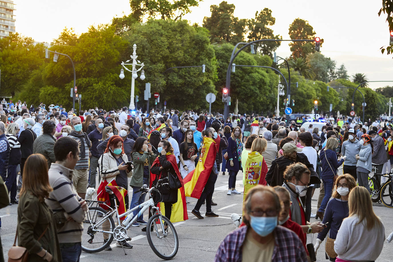 Más de 2.000 personas han vuelto a concentrarse este domingo frente al cuartel de San Juan de Ribera en Valencia en protesta contra el Gobierno por su gestión de la crisis pandémica y para homenajear también al Ejército. La concentración comenzó sobre las 20.30 horas y coincidió con el arriado de la bandera de España, un acto que realizan todos los días a las 21 horas en el acuartelamiento situado en el paseo de la Alameda. La asistencia ha aumentado este domingo respecto a las concentraciones del pasado viernes y sábado, cuando se congregaron entre unas 800 y 1.000 personas. 