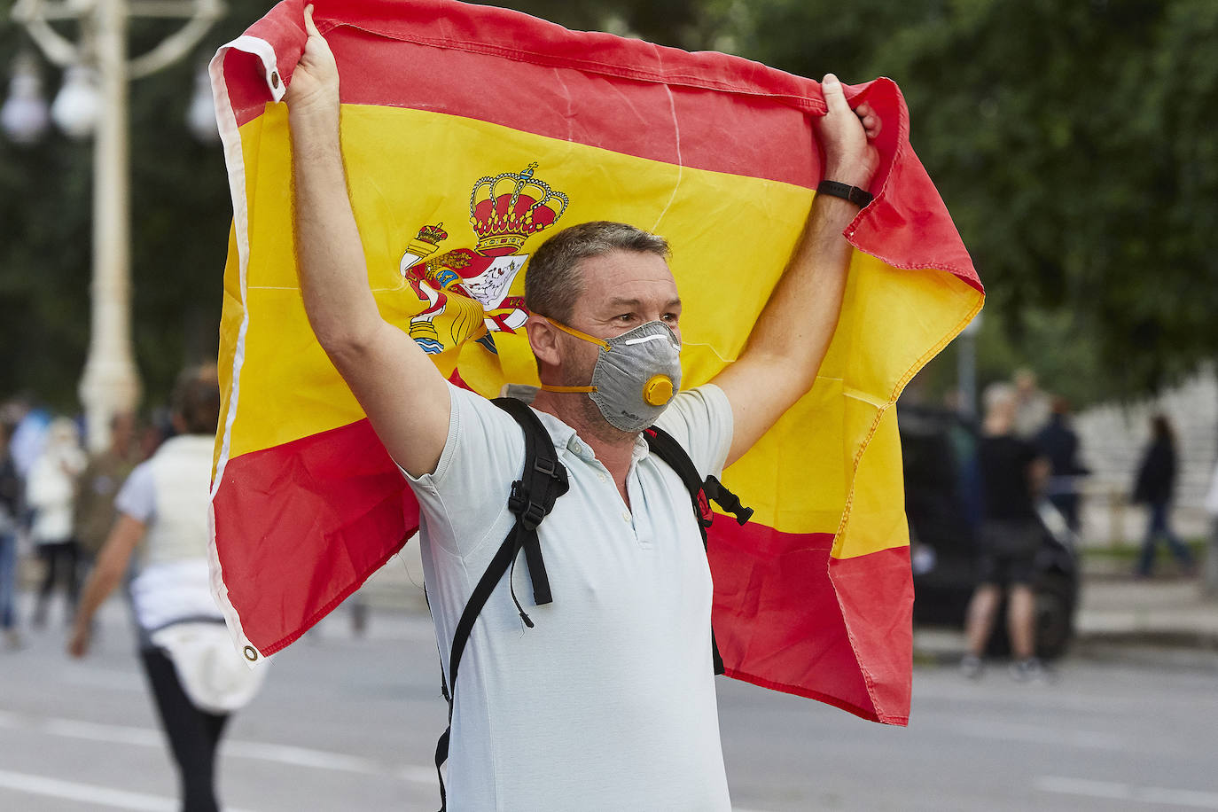 Más de 2.000 personas han vuelto a concentrarse este domingo frente al cuartel de San Juan de Ribera en Valencia en protesta contra el Gobierno por su gestión de la crisis pandémica y para homenajear también al Ejército. La concentración comenzó sobre las 20.30 horas y coincidió con el arriado de la bandera de España, un acto que realizan todos los días a las 21 horas en el acuartelamiento situado en el paseo de la Alameda. La asistencia ha aumentado este domingo respecto a las concentraciones del pasado viernes y sábado, cuando se congregaron entre unas 800 y 1.000 personas. 