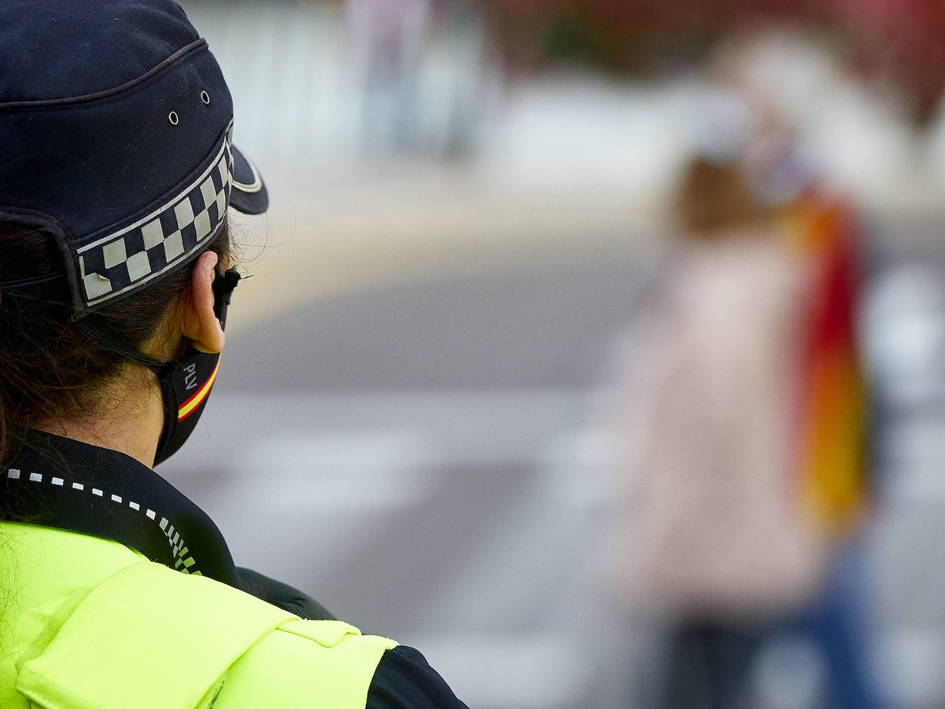 Más de 2.000 personas han vuelto a concentrarse este domingo frente al cuartel de San Juan de Ribera en Valencia en protesta contra el Gobierno por su gestión de la crisis pandémica y para homenajear también al Ejército. La concentración comenzó sobre las 20.30 horas y coincidió con el arriado de la bandera de España, un acto que realizan todos los días a las 21 horas en el acuartelamiento situado en el paseo de la Alameda. La asistencia ha aumentado este domingo respecto a las concentraciones del pasado viernes y sábado, cuando se congregaron entre unas 800 y 1.000 personas. 