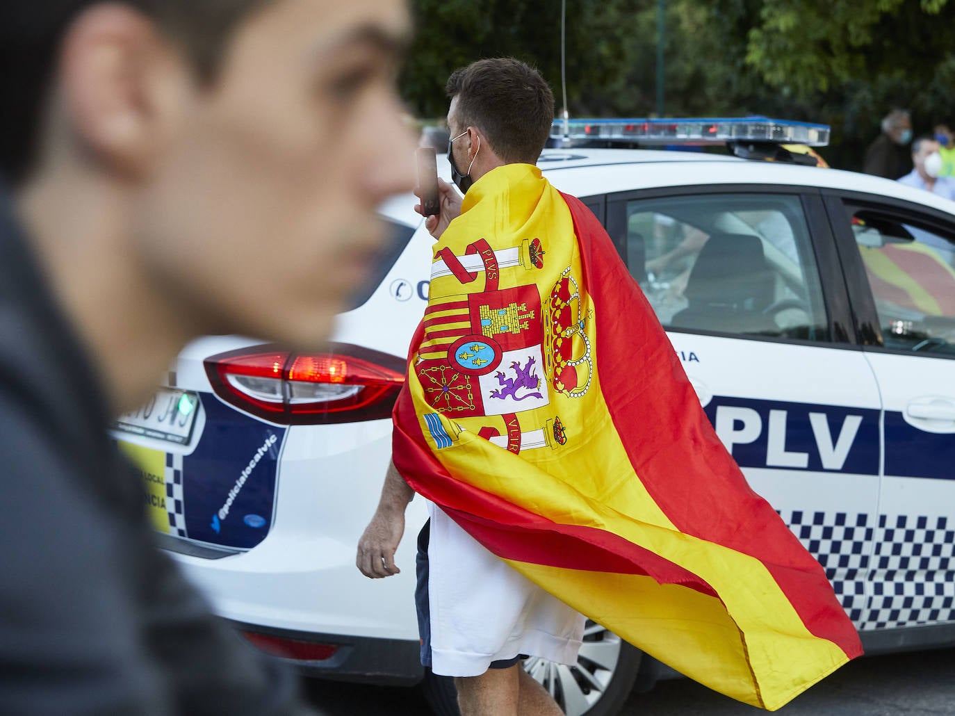 Más de 2.000 personas han vuelto a concentrarse este domingo frente al cuartel de San Juan de Ribera en Valencia en protesta contra el Gobierno por su gestión de la crisis pandémica y para homenajear también al Ejército. La concentración comenzó sobre las 20.30 horas y coincidió con el arriado de la bandera de España, un acto que realizan todos los días a las 21 horas en el acuartelamiento situado en el paseo de la Alameda. La asistencia ha aumentado este domingo respecto a las concentraciones del pasado viernes y sábado, cuando se congregaron entre unas 800 y 1.000 personas. 