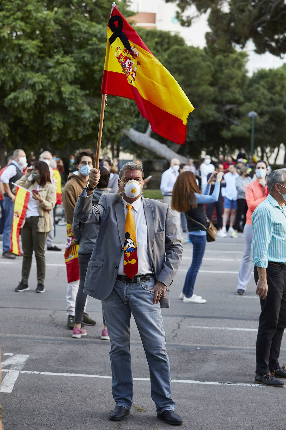 Más de 2.000 personas han vuelto a concentrarse este domingo frente al cuartel de San Juan de Ribera en Valencia en protesta contra el Gobierno por su gestión de la crisis pandémica y para homenajear también al Ejército. La concentración comenzó sobre las 20.30 horas y coincidió con el arriado de la bandera de España, un acto que realizan todos los días a las 21 horas en el acuartelamiento situado en el paseo de la Alameda. La asistencia ha aumentado este domingo respecto a las concentraciones del pasado viernes y sábado, cuando se congregaron entre unas 800 y 1.000 personas. 
