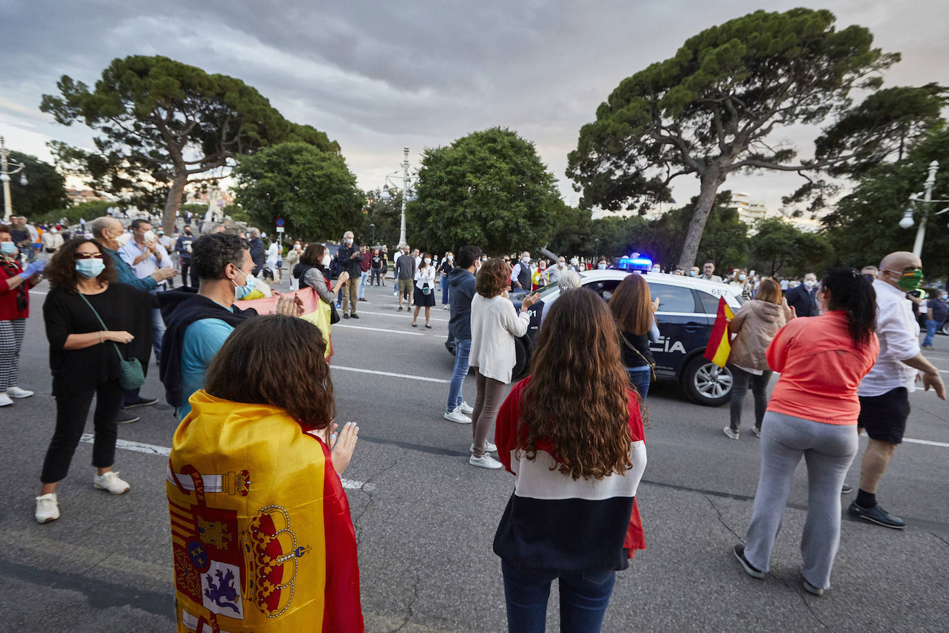 Más de 2.000 personas han vuelto a concentrarse este domingo frente al cuartel de San Juan de Ribera en Valencia en protesta contra el Gobierno por su gestión de la crisis pandémica y para homenajear también al Ejército. La concentración comenzó sobre las 20.30 horas y coincidió con el arriado de la bandera de España, un acto que realizan todos los días a las 21 horas en el acuartelamiento situado en el paseo de la Alameda. La asistencia ha aumentado este domingo respecto a las concentraciones del pasado viernes y sábado, cuando se congregaron entre unas 800 y 1.000 personas. 