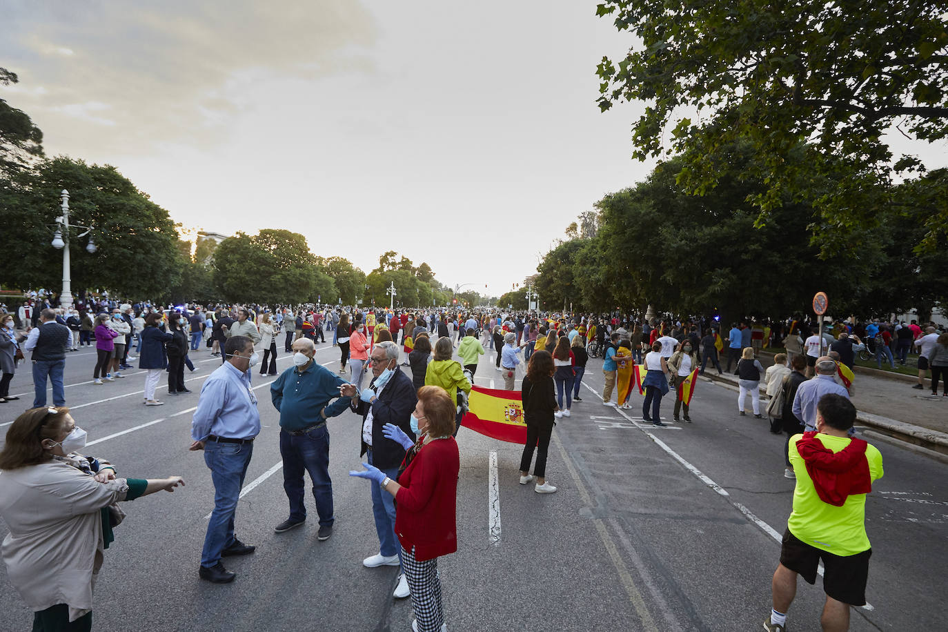 Más de 2.000 personas han vuelto a concentrarse este domingo frente al cuartel de San Juan de Ribera en Valencia en protesta contra el Gobierno por su gestión de la crisis pandémica y para homenajear también al Ejército. La concentración comenzó sobre las 20.30 horas y coincidió con el arriado de la bandera de España, un acto que realizan todos los días a las 21 horas en el acuartelamiento situado en el paseo de la Alameda. La asistencia ha aumentado este domingo respecto a las concentraciones del pasado viernes y sábado, cuando se congregaron entre unas 800 y 1.000 personas. 