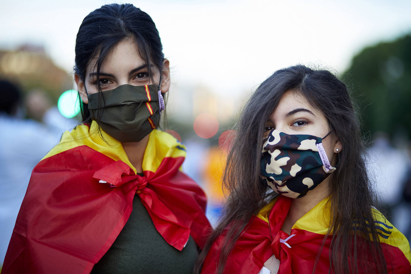 Más de 2.000 personas han vuelto a concentrarse este domingo frente al cuartel de San Juan de Ribera en Valencia en protesta contra el Gobierno por su gestión de la crisis pandémica y para homenajear también al Ejército. La concentración comenzó sobre las 20.30 horas y coincidió con el arriado de la bandera de España, un acto que realizan todos los días a las 21 horas en el acuartelamiento situado en el paseo de la Alameda. La asistencia ha aumentado este domingo respecto a las concentraciones del pasado viernes y sábado, cuando se congregaron entre unas 800 y 1.000 personas. 