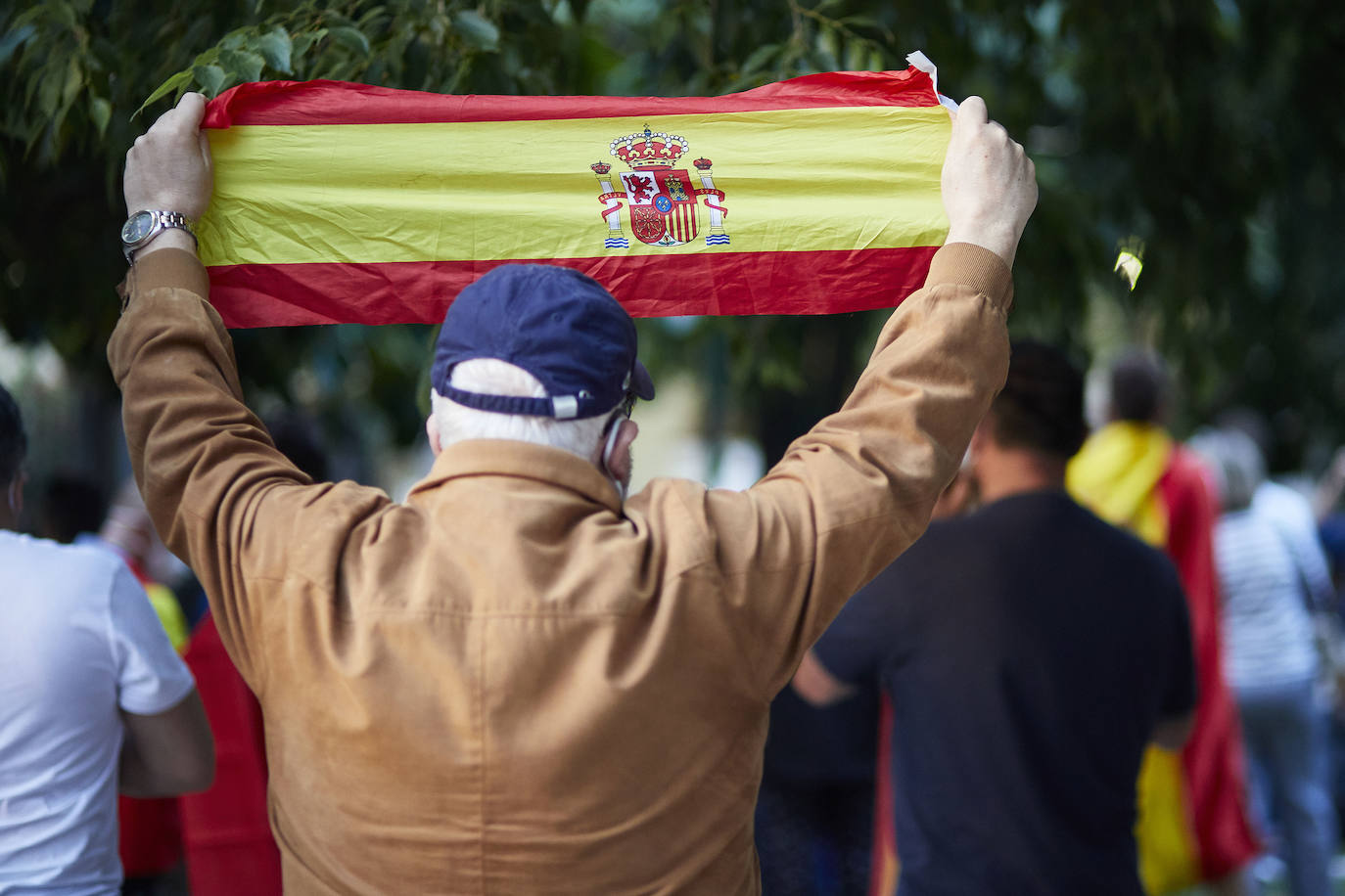 Más de 2.000 personas han vuelto a concentrarse este domingo frente al cuartel de San Juan de Ribera en Valencia en protesta contra el Gobierno por su gestión de la crisis pandémica y para homenajear también al Ejército. La concentración comenzó sobre las 20.30 horas y coincidió con el arriado de la bandera de España, un acto que realizan todos los días a las 21 horas en el acuartelamiento situado en el paseo de la Alameda. La asistencia ha aumentado este domingo respecto a las concentraciones del pasado viernes y sábado, cuando se congregaron entre unas 800 y 1.000 personas. 