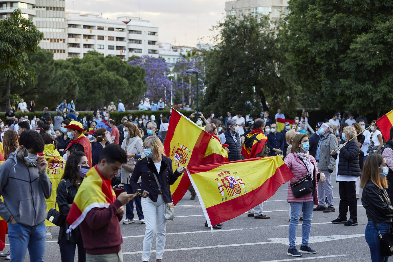 Más de 2.000 personas han vuelto a concentrarse este domingo frente al cuartel de San Juan de Ribera en Valencia en protesta contra el Gobierno por su gestión de la crisis pandémica y para homenajear también al Ejército. La concentración comenzó sobre las 20.30 horas y coincidió con el arriado de la bandera de España, un acto que realizan todos los días a las 21 horas en el acuartelamiento situado en el paseo de la Alameda. La asistencia ha aumentado este domingo respecto a las concentraciones del pasado viernes y sábado, cuando se congregaron entre unas 800 y 1.000 personas. 
