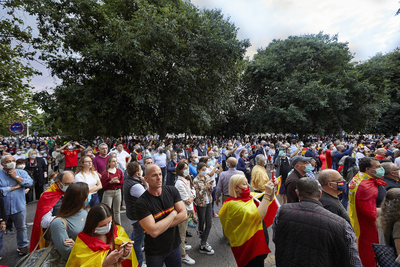 Más de 2.000 personas han vuelto a concentrarse este domingo frente al cuartel de San Juan de Ribera en Valencia en protesta contra el Gobierno por su gestión de la crisis pandémica y para homenajear también al Ejército. La concentración comenzó sobre las 20.30 horas y coincidió con el arriado de la bandera de España, un acto que realizan todos los días a las 21 horas en el acuartelamiento situado en el paseo de la Alameda. La asistencia ha aumentado este domingo respecto a las concentraciones del pasado viernes y sábado, cuando se congregaron entre unas 800 y 1.000 personas. 