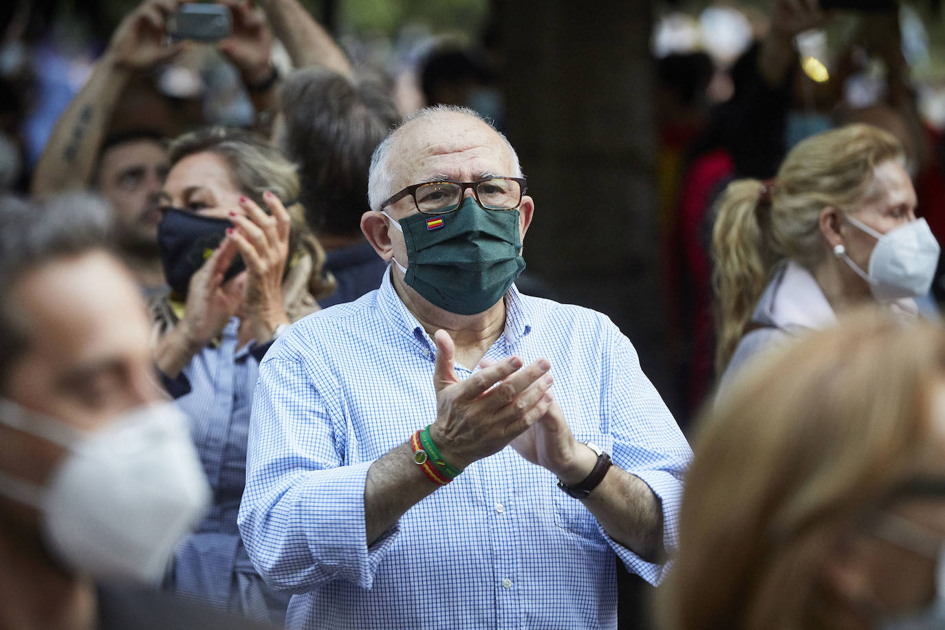 Más de 2.000 personas han vuelto a concentrarse este domingo frente al cuartel de San Juan de Ribera en Valencia en protesta contra el Gobierno por su gestión de la crisis pandémica y para homenajear también al Ejército. La concentración comenzó sobre las 20.30 horas y coincidió con el arriado de la bandera de España, un acto que realizan todos los días a las 21 horas en el acuartelamiento situado en el paseo de la Alameda. La asistencia ha aumentado este domingo respecto a las concentraciones del pasado viernes y sábado, cuando se congregaron entre unas 800 y 1.000 personas. 