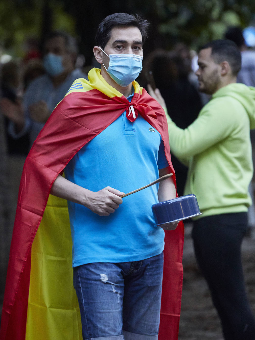 Más de 2.000 personas han vuelto a concentrarse este domingo frente al cuartel de San Juan de Ribera en Valencia en protesta contra el Gobierno por su gestión de la crisis pandémica y para homenajear también al Ejército. La concentración comenzó sobre las 20.30 horas y coincidió con el arriado de la bandera de España, un acto que realizan todos los días a las 21 horas en el acuartelamiento situado en el paseo de la Alameda. La asistencia ha aumentado este domingo respecto a las concentraciones del pasado viernes y sábado, cuando se congregaron entre unas 800 y 1.000 personas. 