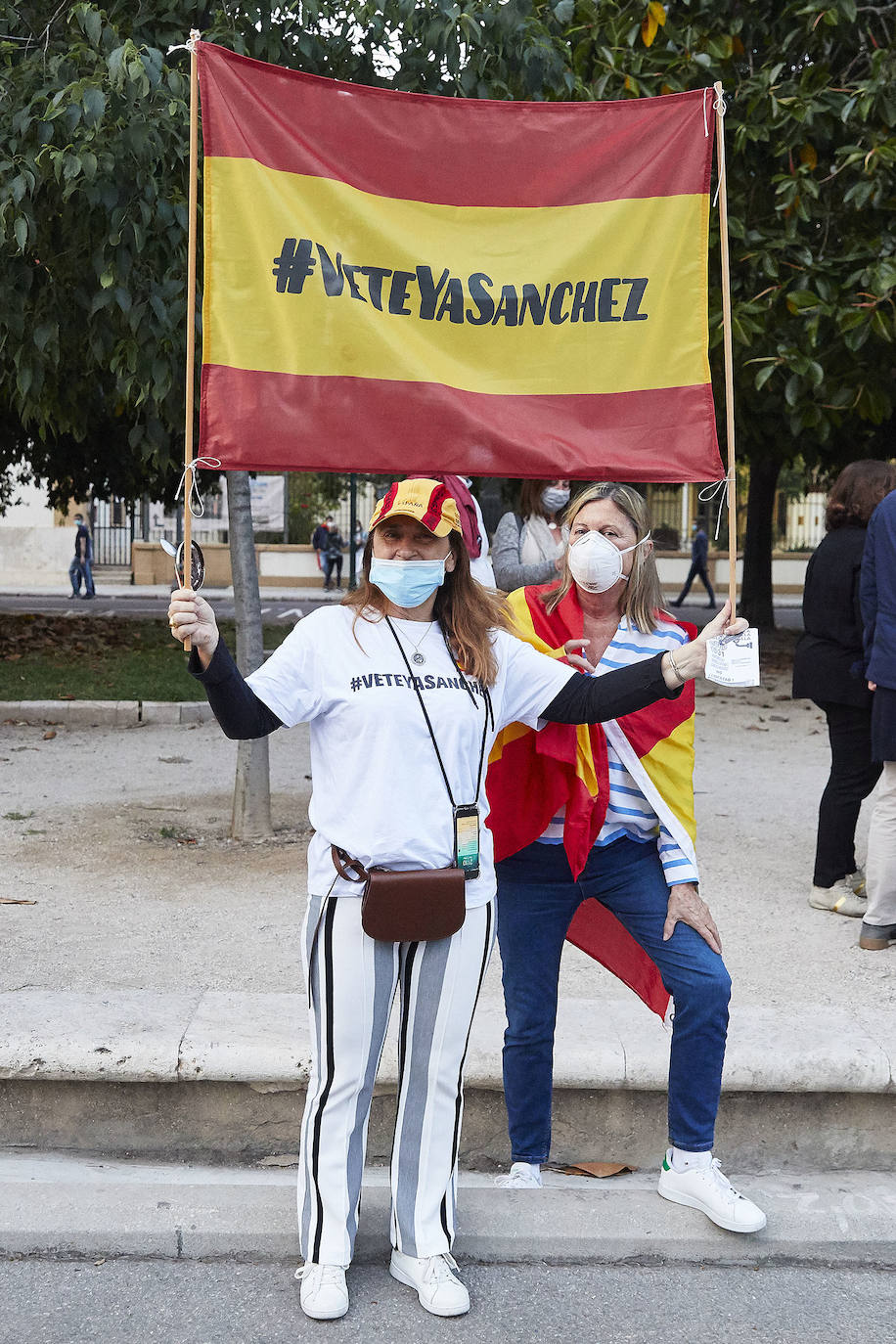 Más de 2.000 personas han vuelto a concentrarse este domingo frente al cuartel de San Juan de Ribera en Valencia en protesta contra el Gobierno por su gestión de la crisis pandémica y para homenajear también al Ejército. La concentración comenzó sobre las 20.30 horas y coincidió con el arriado de la bandera de España, un acto que realizan todos los días a las 21 horas en el acuartelamiento situado en el paseo de la Alameda. La asistencia ha aumentado este domingo respecto a las concentraciones del pasado viernes y sábado, cuando se congregaron entre unas 800 y 1.000 personas. 