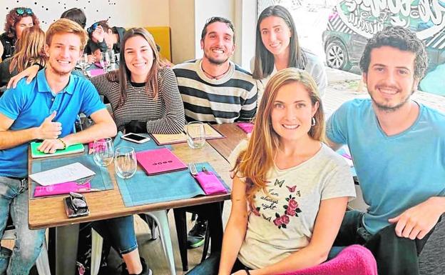 Borja, a la izquierda del todo, junto a sus amigos en un bar antes de la pandemia.