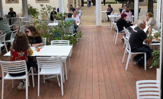 Los clientes de La Cuarentena disfrutando de la terraza. 