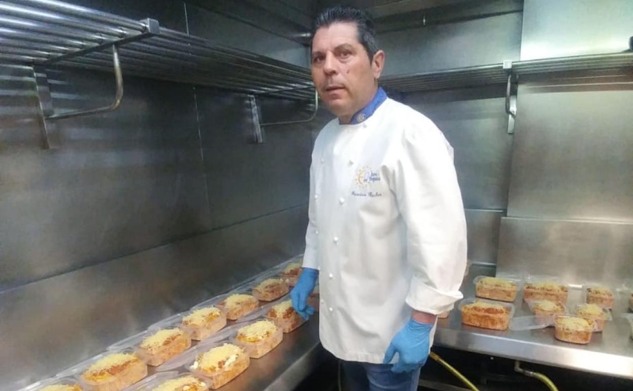 Paco Rocher preparando los menús solidarios. 