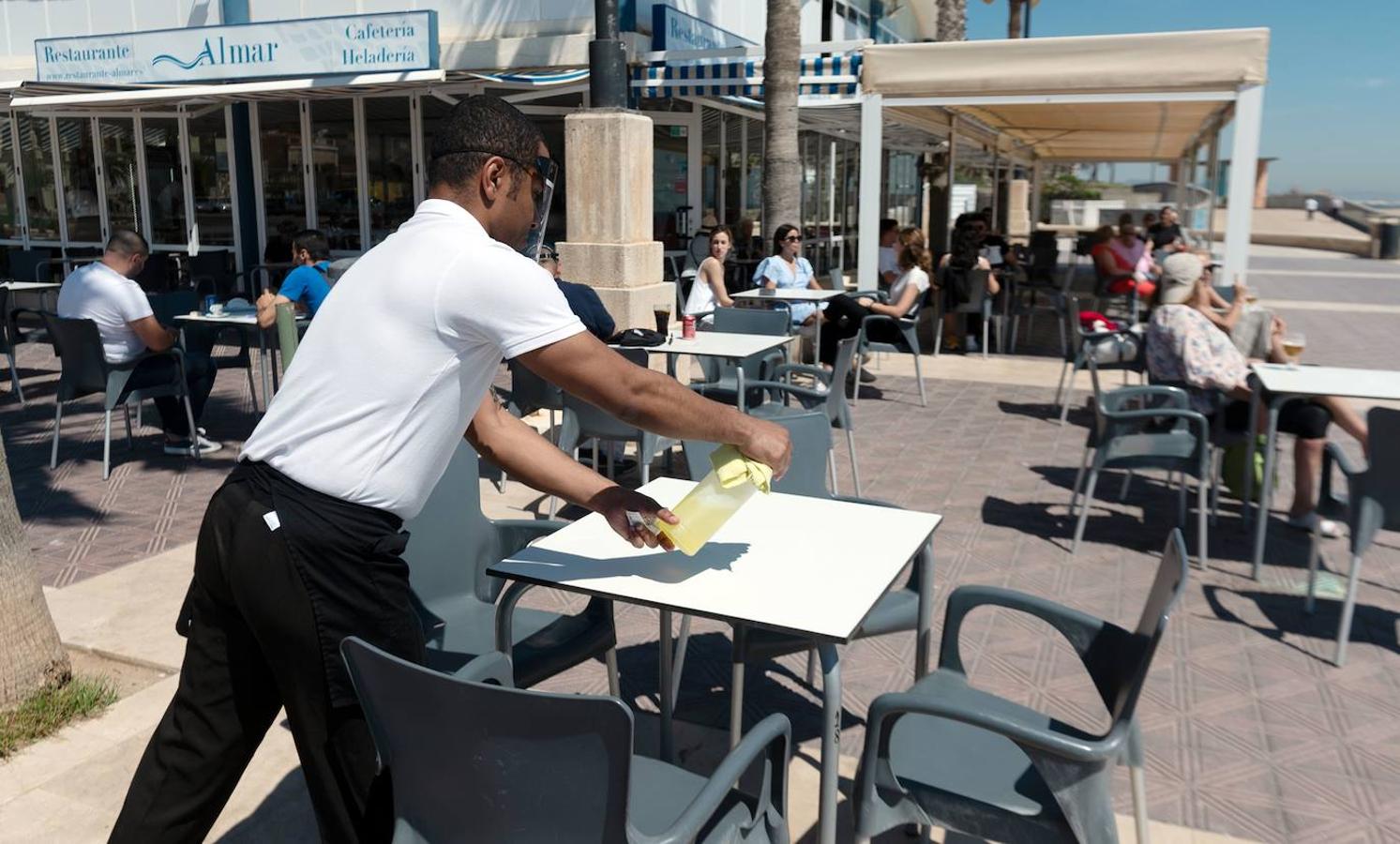 Sol, playa, cervezas en las terrazas, visitas a los templos y largos paseos a lo largo de una jornada en la que se evidencia que la Comunitat va recuperando el pulso. 