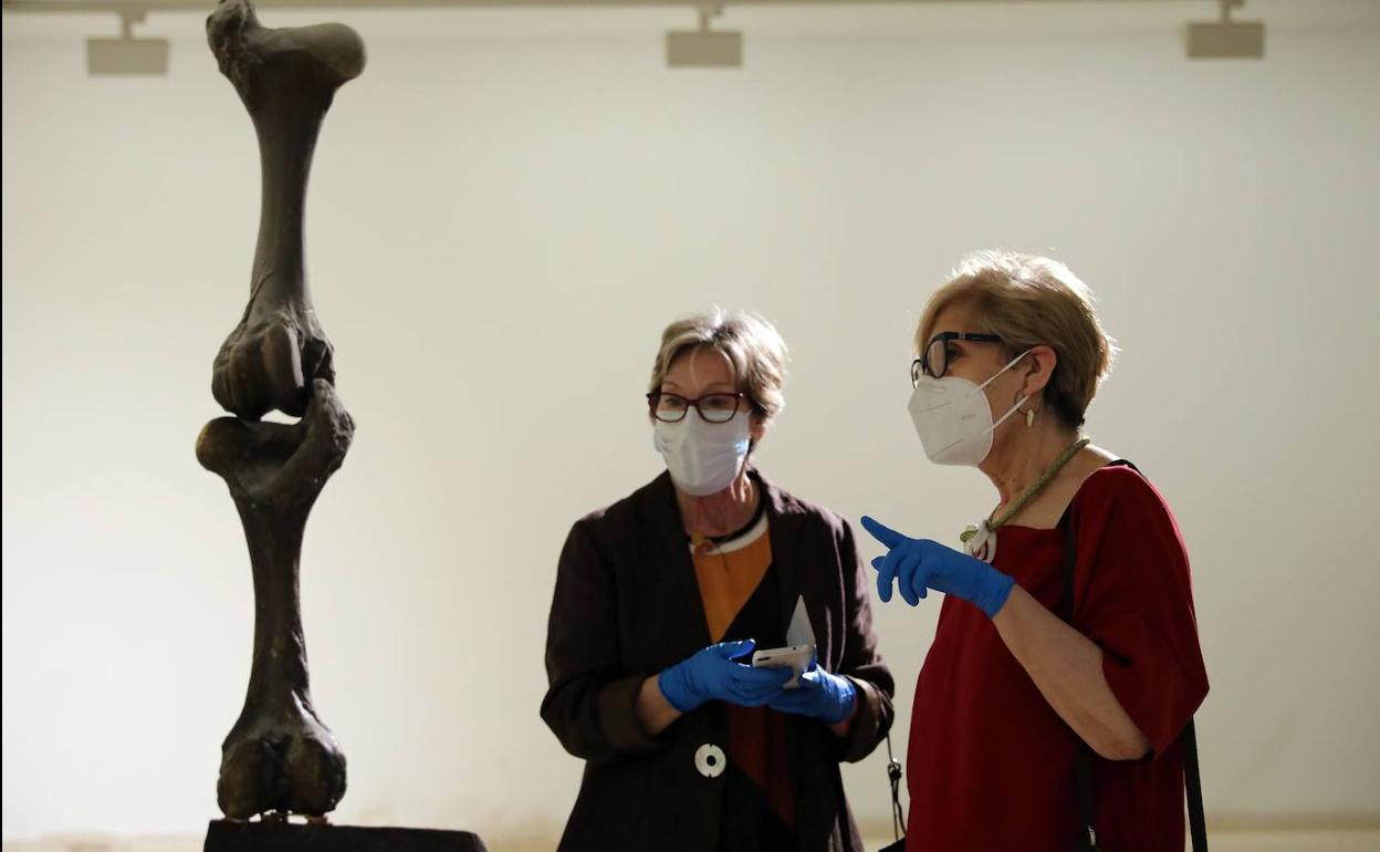 Dos mujeres con mascarilla y guantes en el primer día de reapertura del IVAM.