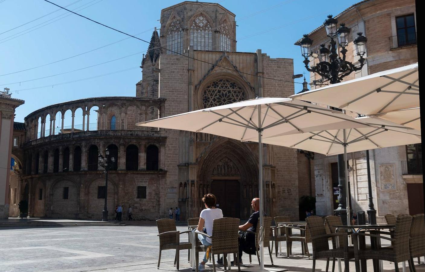 Sol, playa, cervezas en las terrazas, visitas a los templos y largos paseos a lo largo de una jornada en la que se evidencia que la Comunitat va recuperando el pulso. 