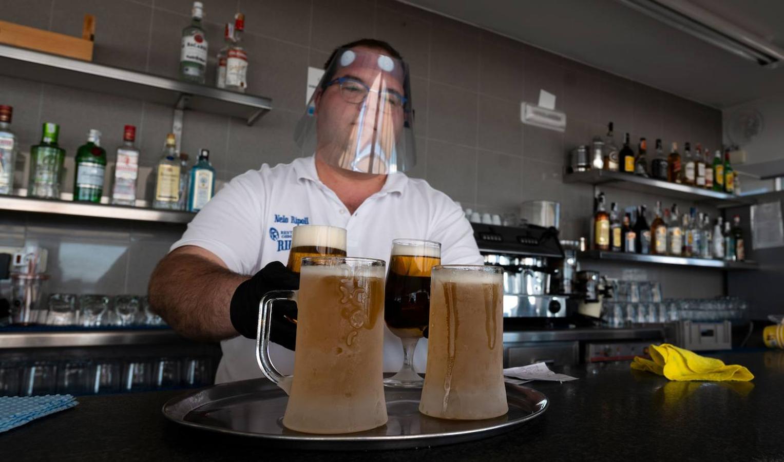 Sol, playa, cervezas en las terrazas, visitas a los templos y largos paseos a lo largo de una jornada en la que se evidencia que la Comunitat va recuperando el pulso. 