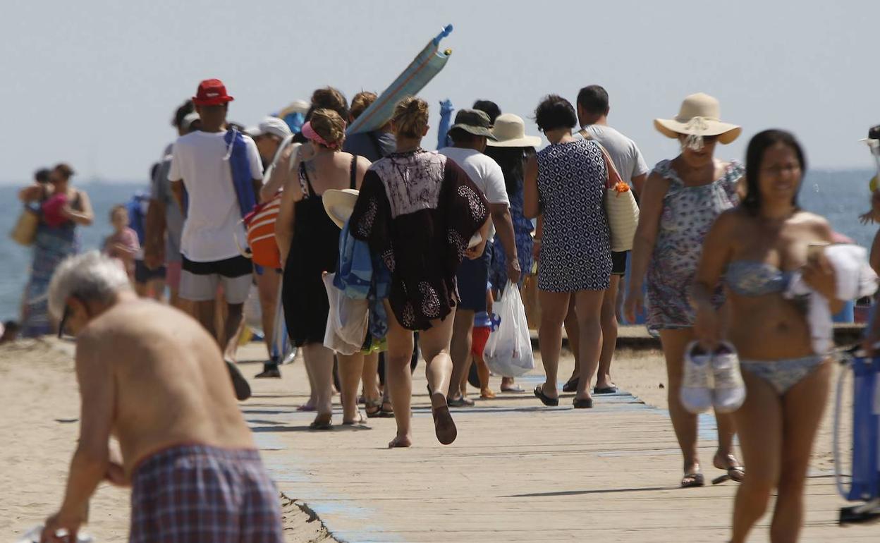 La Comunitat estudia la cita previa para ir a la playa y aumentar las pasarelas para evitar aglomeraciones en los accesos