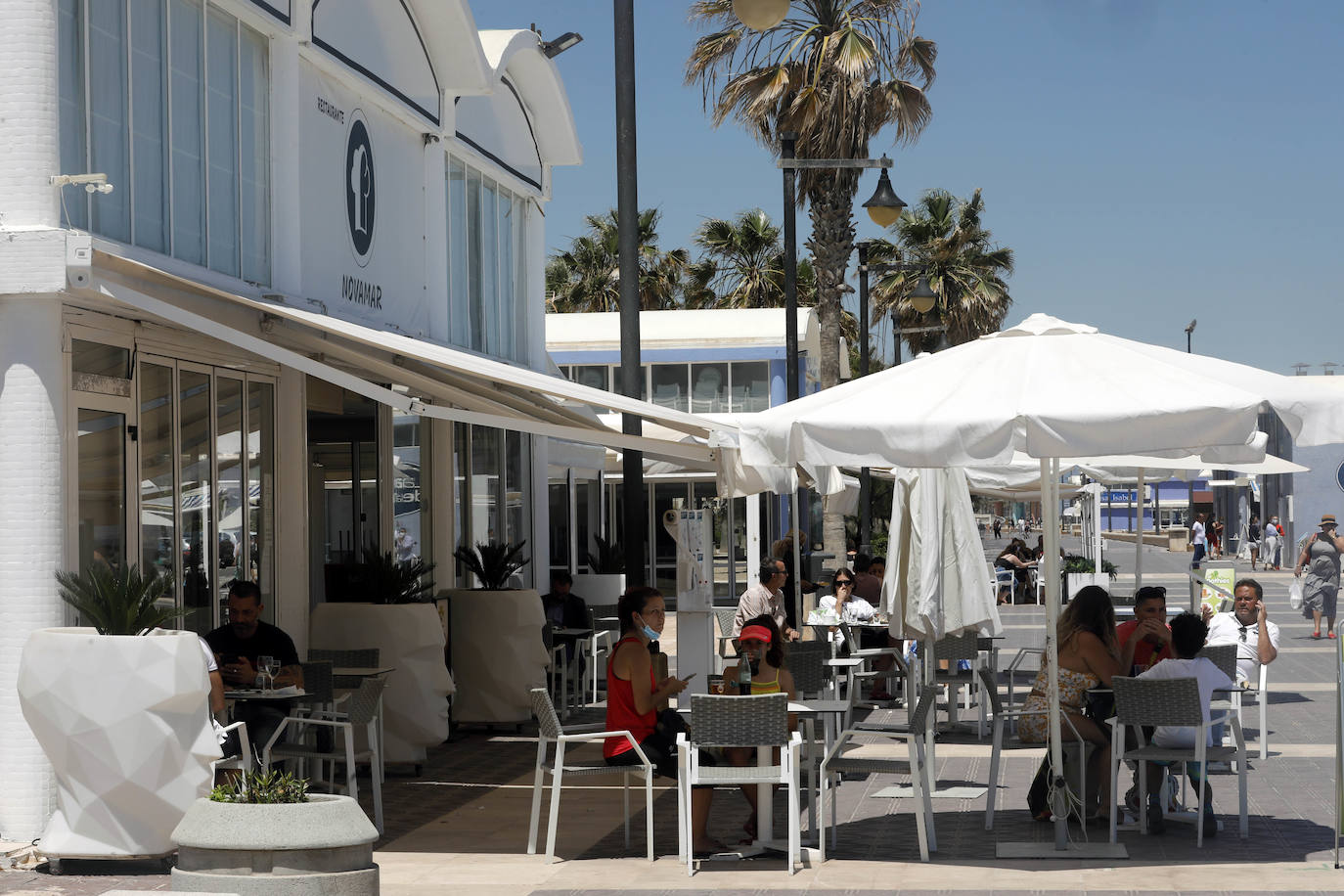 Sol, playa, cervezas en las terrazas, visitas a los templos y largos paseos a lo largo de una jornada en la que se evidencia que la Comunitat va recuperando el pulso. 