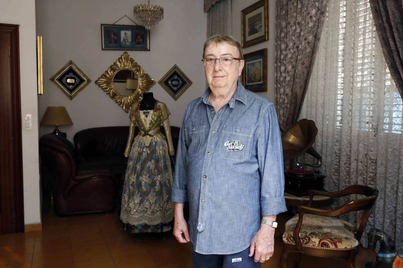 Referente en indumentaria valenciana desde que abrió su tienda hace cincuenta años, Enrique Marzal ha vestido a artistas como Lola Flores o Juanita Reina y «en la Casa Real me llaman de don». A pesar de la enfermedad, ya piensa en celebrar a final de año y por todo lo alto su ochenta cumpleaños. «Tengo unas ganas enormes de vivir». 