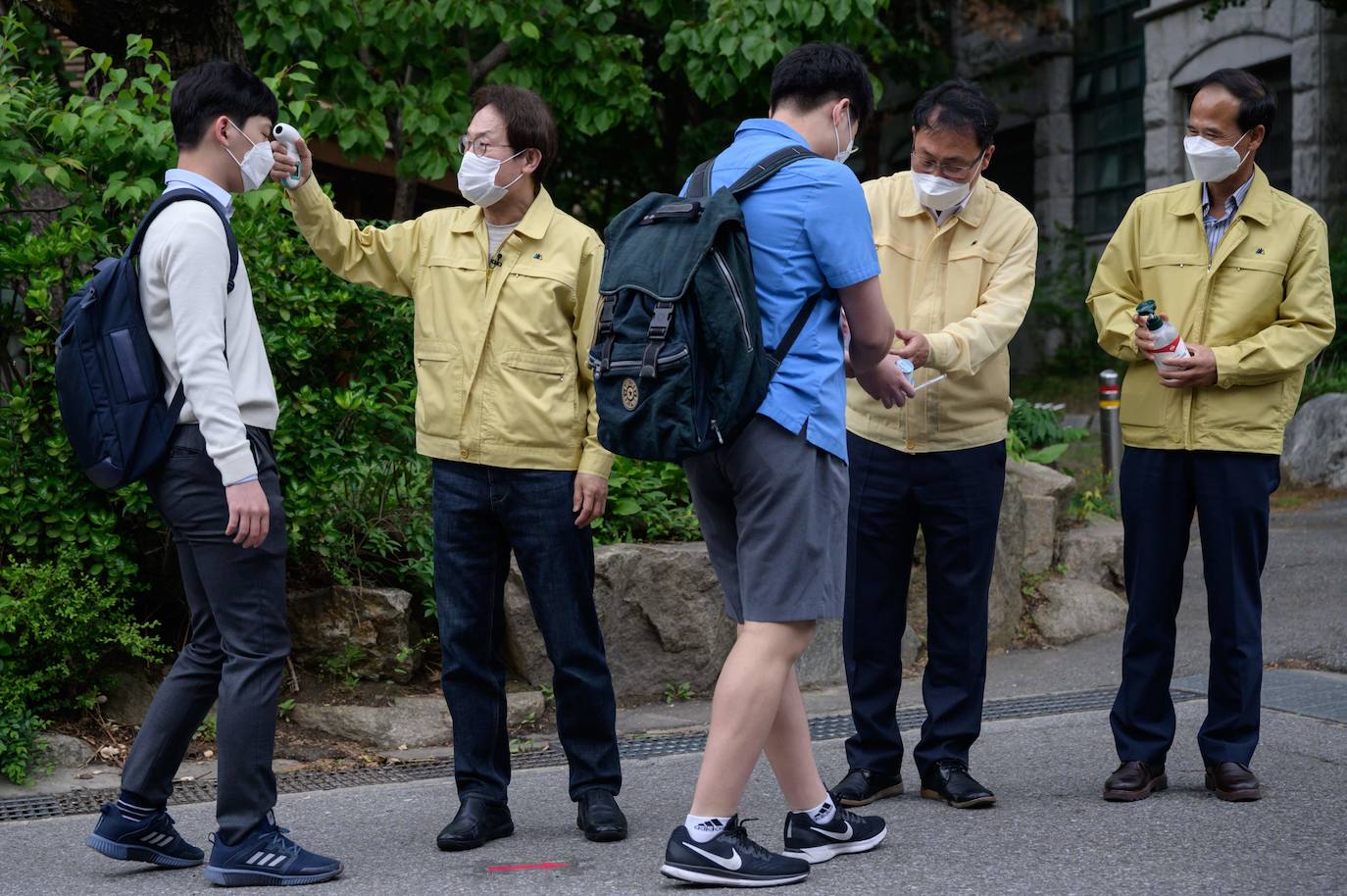 Corea del Sur, uno de los primeros países infectados por el coronavirus que surgió en la ciudad china de Wuhan, está recuperando poco a poco la normalidad. Muestra de ello ha sido el regreso a las clases de sus estudiantes. Los primeros en volver a los pupitres han sido los alumnos de bachillerato; el resto se irá incorporando poco a poco. No obstante, el inicio del curso escolar se ha hecho con una serie de medidas para evitar los contagios entre los estudiantes: el uso de mascarillas en todo momento, limpieza de los pupitres, ventilación continua de los cuartos, mámparas en el comedor y en las mesas y tomas de temperatura al entrar al colegio, todo ello, manteniendo las distancias de seguridad. 