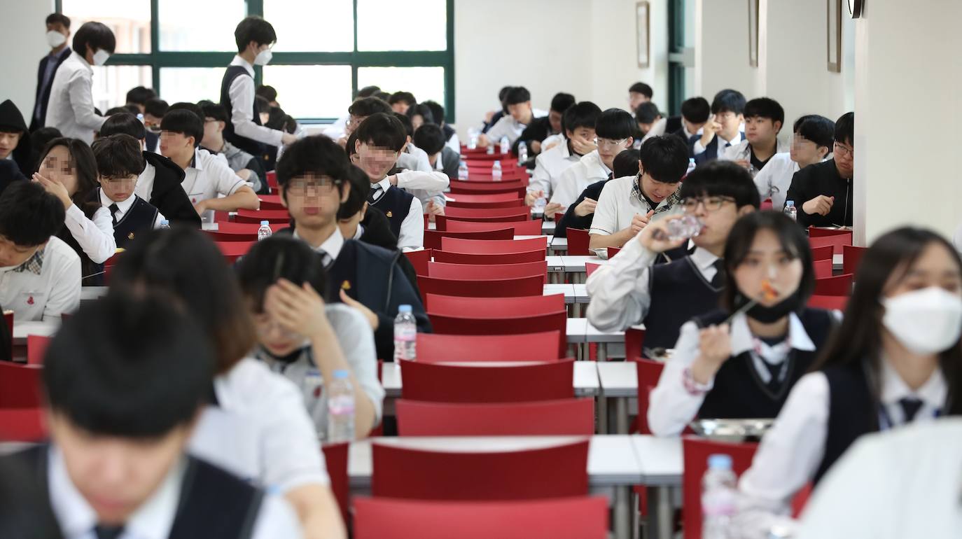 Corea del Sur, uno de los primeros países infectados por el coronavirus que surgió en la ciudad china de Wuhan, está recuperando poco a poco la normalidad. Muestra de ello ha sido el regreso a las clases de sus estudiantes. Los primeros en volver a los pupitres han sido los alumnos de bachillerato; el resto se irá incorporando poco a poco. No obstante, el inicio del curso escolar se ha hecho con una serie de medidas para evitar los contagios entre los estudiantes: el uso de mascarillas en todo momento, limpieza de los pupitres, ventilación continua de los cuartos, mámparas en el comedor y en las mesas y tomas de temperatura al entrar al colegio, todo ello, manteniendo las distancias de seguridad. 