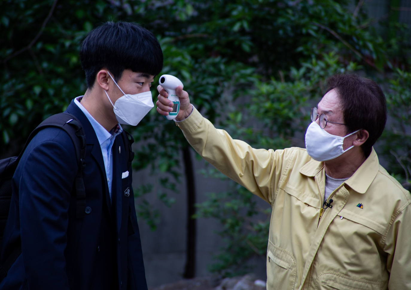 Corea del Sur, uno de los primeros países infectados por el coronavirus que surgió en la ciudad china de Wuhan, está recuperando poco a poco la normalidad. Muestra de ello ha sido el regreso a las clases de sus estudiantes. Los primeros en volver a los pupitres han sido los alumnos de bachillerato; el resto se irá incorporando poco a poco. No obstante, el inicio del curso escolar se ha hecho con una serie de medidas para evitar los contagios entre los estudiantes: el uso de mascarillas en todo momento, limpieza de los pupitres, ventilación continua de los cuartos, mámparas en el comedor y en las mesas y tomas de temperatura al entrar al colegio, todo ello, manteniendo las distancias de seguridad. 