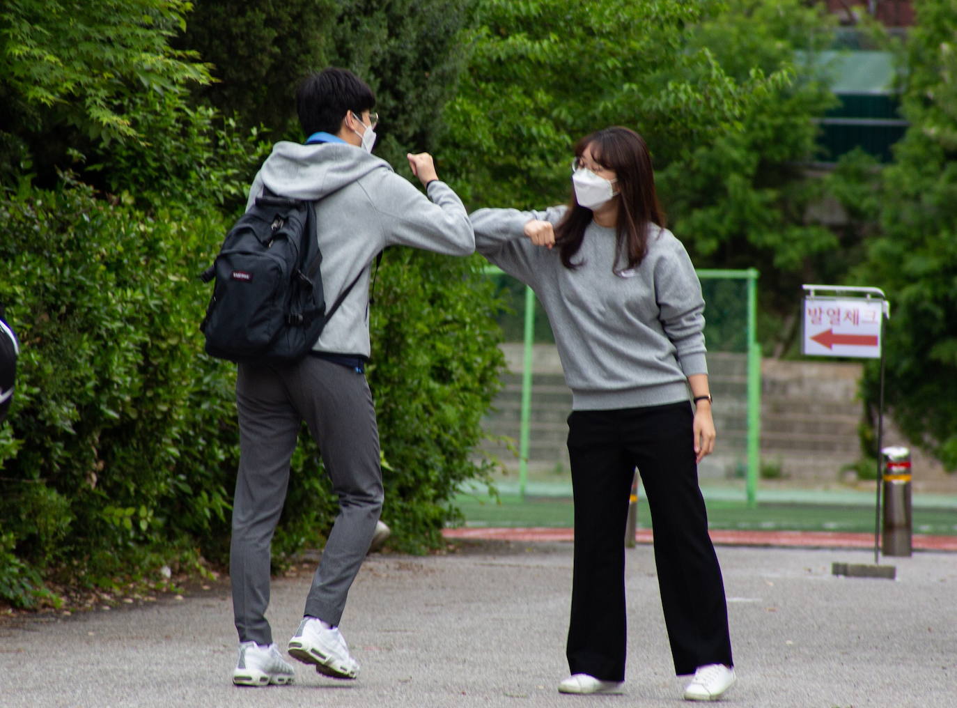 Corea del Sur, uno de los primeros países infectados por el coronavirus que surgió en la ciudad china de Wuhan, está recuperando poco a poco la normalidad. Muestra de ello ha sido el regreso a las clases de sus estudiantes. Los primeros en volver a los pupitres han sido los alumnos de bachillerato; el resto se irá incorporando poco a poco. No obstante, el inicio del curso escolar se ha hecho con una serie de medidas para evitar los contagios entre los estudiantes: el uso de mascarillas en todo momento, limpieza de los pupitres, ventilación continua de los cuartos, mámparas en el comedor y en las mesas y tomas de temperatura al entrar al colegio, todo ello, manteniendo las distancias de seguridad. 