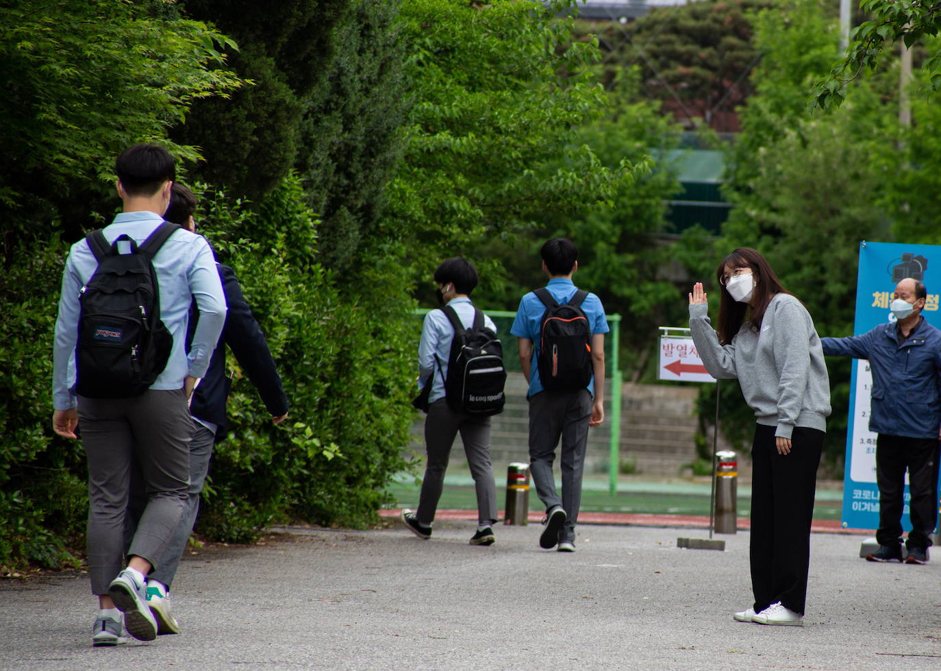 Corea del Sur, uno de los primeros países infectados por el coronavirus que surgió en la ciudad china de Wuhan, está recuperando poco a poco la normalidad. Muestra de ello ha sido el regreso a las clases de sus estudiantes. Los primeros en volver a los pupitres han sido los alumnos de bachillerato; el resto se irá incorporando poco a poco. No obstante, el inicio del curso escolar se ha hecho con una serie de medidas para evitar los contagios entre los estudiantes: el uso de mascarillas en todo momento, limpieza de los pupitres, ventilación continua de los cuartos, mámparas en el comedor y en las mesas y tomas de temperatura al entrar al colegio, todo ello, manteniendo las distancias de seguridad. 