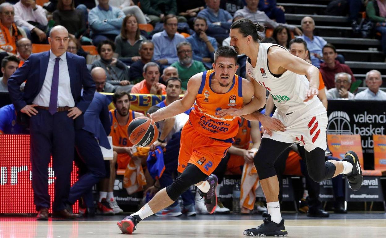 Marinkovic encara al jugador del Bayern Djedovic en la Fonteta 