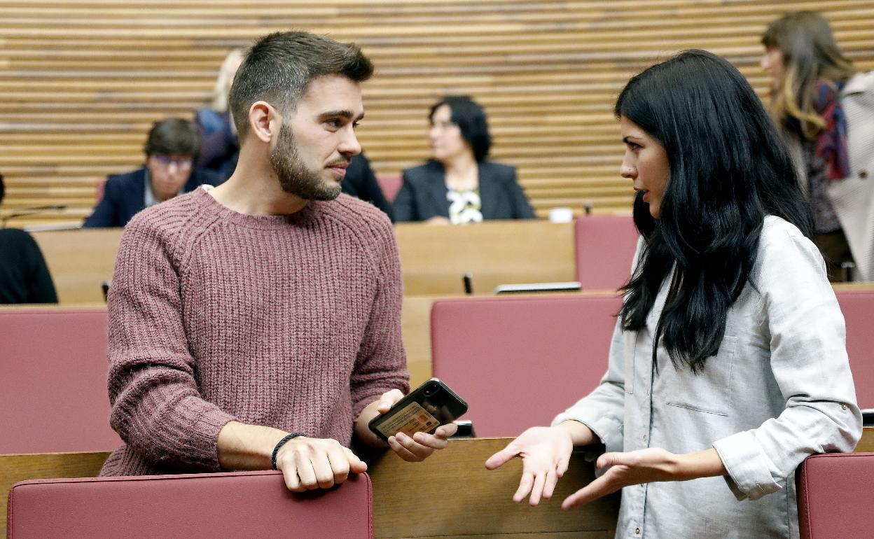 El portavoz de Compromís, Fran Ferri, y la de Podemos en Les Corts, Naiara Davó