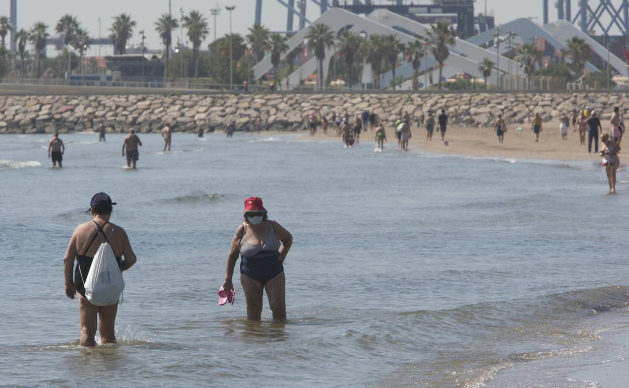 Bañistas en una playa de Valencia.