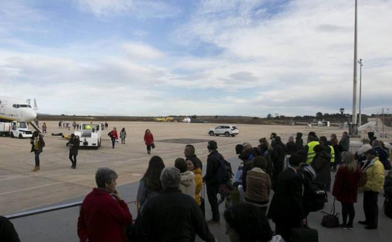 Pasajeros esperan para embarcar en la pista del aeropuerto de Castellón.